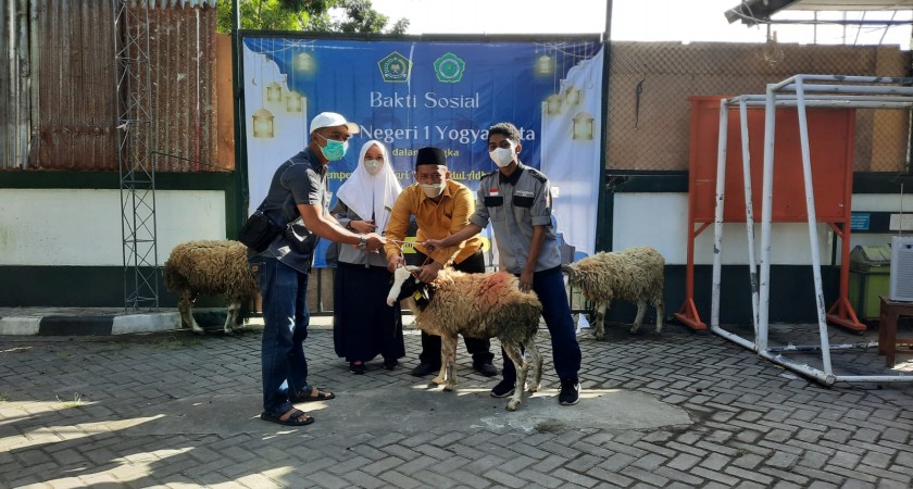 Misi Eratkan Ukhuwah; MTsN 1 Yogyakarta Bakti Sosial Hewan Kurban