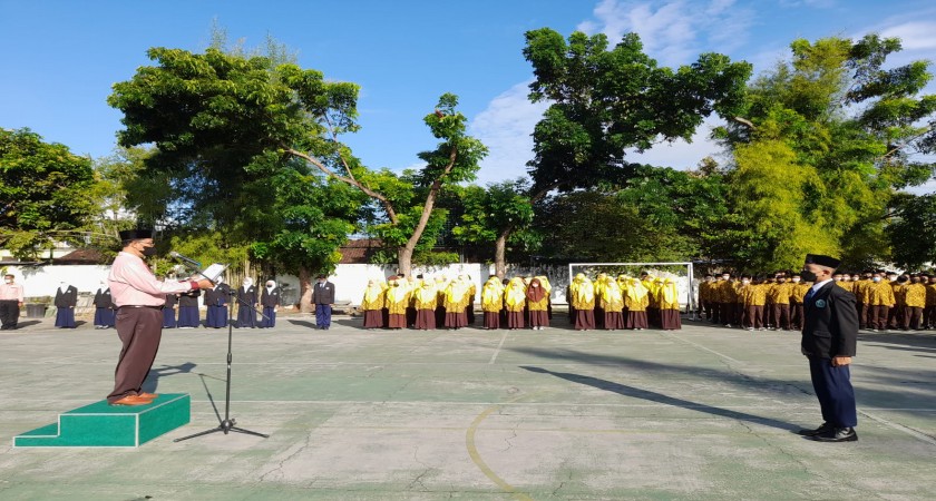 Upacara HARDIKNAS: MTsN 1 Yogyakarta Bebas dari Tiga Dosa Besar Pendidikan