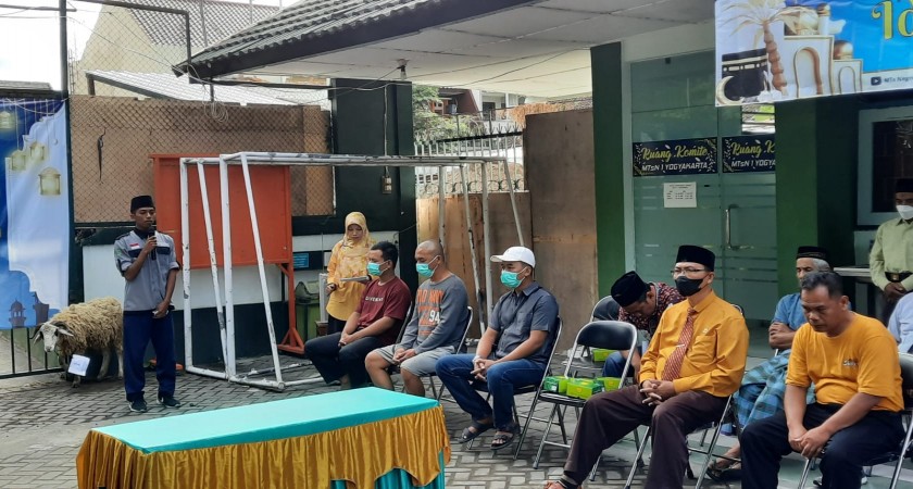 Lantunan Ayat Suci Al Quran Awali Baksos Hewan Kurban MTsN 1 Yogyakarta