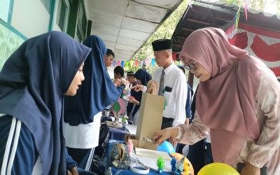 Komite MTsN 1 Yogyakarta Kunjungi Pameran Karya Kelas Riset dan Olimpiade